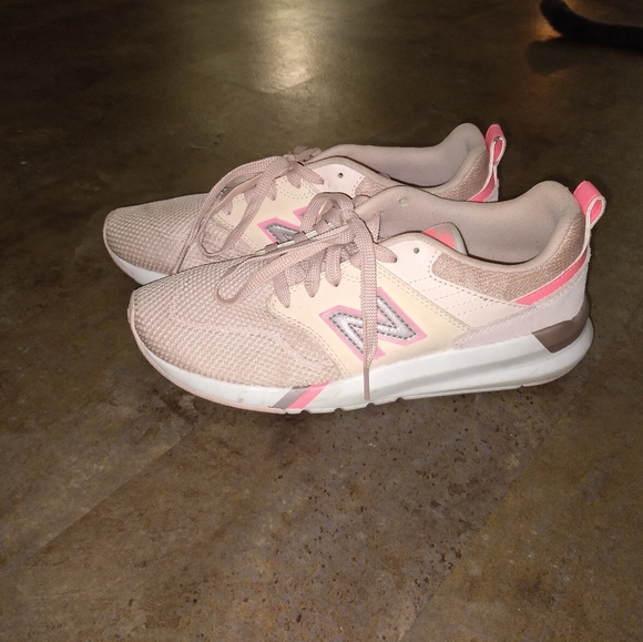NB size 8 pink sneakers - Picture 2 of 2